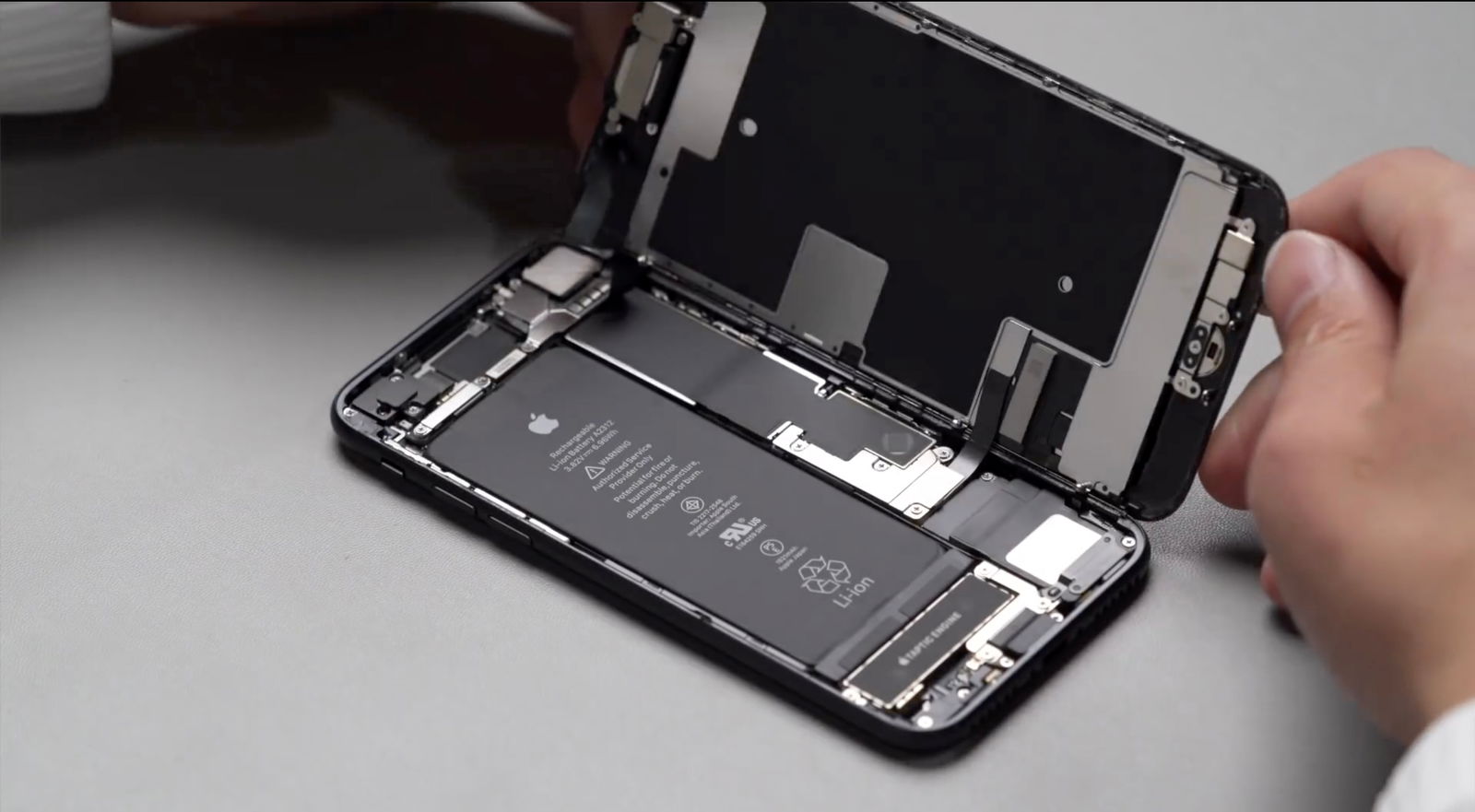 Portada iPhone SE desmontado