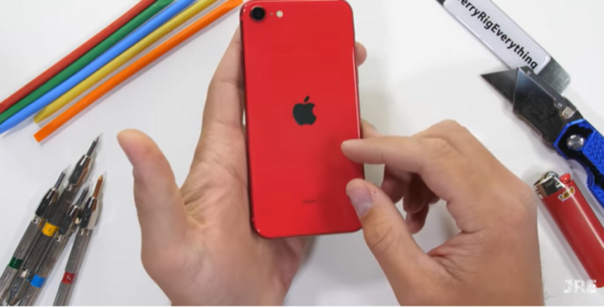Prueba de resistencia de pantalla del iPhone SE 2