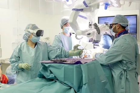 El Apple Vision Pro utilizado con éxito en dos operaciones quirúrgicas "para eliminar el error humano"